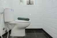 Toilet Kamar Cozy and Tranquil 2BR Apartment at Gading Nias Residence By Travelio