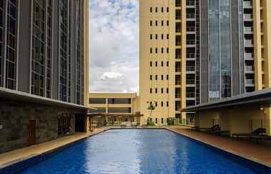 Swimming Pool 2 Comfy and Fully Furnished 1BR at The Branz BSD Apartment By Travelio