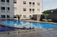 Kolam Renang Simply Studio with City View at Green Pramuka Apartment By Travelio