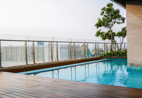 Swimming Pool Cozy and Warm Studio Apartment at Menteng Park By Travelio