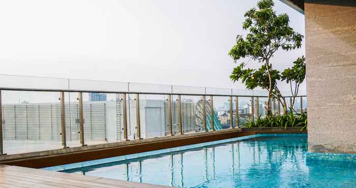 Swimming Pool Cozy and Warm Studio Apartment at Menteng Park By Travelio