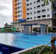 Swimming Pool 3 Cozy 2BR Connected to Mall Apartment at Green Pramuka City By Travelio