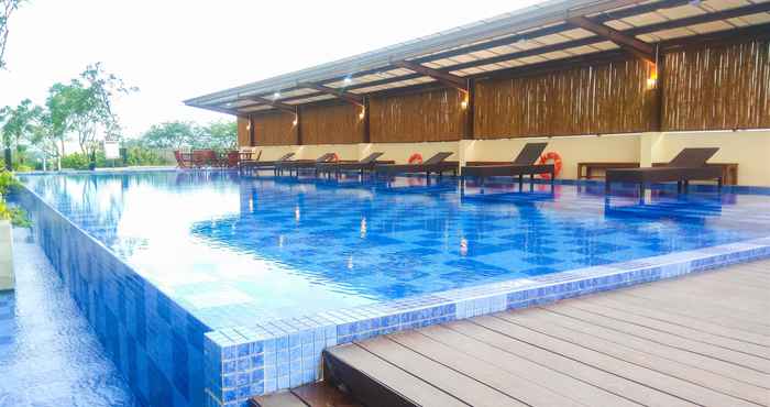 Kolam Renang Simply Studio at Azalea Suites Cikarang Apartment By Travelio