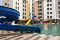 Kolam Renang Minimalist Pool View Studio @ Paramount Skyline Apartment By Travelio