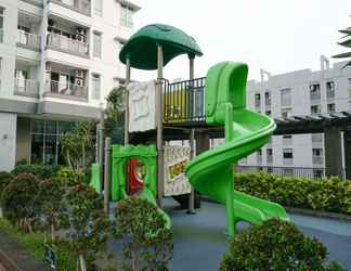 Bangunan 2 Homey 1BR with City View Green Bay Condominium Apartment By Travelio