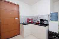 Restoran Homey 1BR with City View Green Bay Condominium Apartment By Travelio