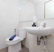 In-room Bathroom 3 Homey 1BR with City View Green Bay Condominium Apartment By Travelio