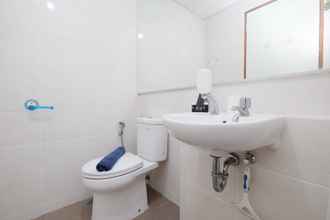 Toilet Kamar 4 Homey 1BR with City View Green Bay Condominium Apartment By Travelio