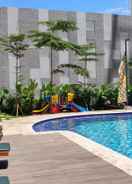 SWIMMING_POOL Comfortable Studio Room at Signature Park Grande By Travelio