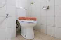 Toilet Kamar Simply Studio at Bintaro Park View Apartment By Travelio