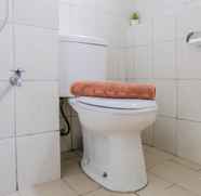 In-room Bathroom 5 Simply Studio at Bintaro Park View Apartment By Travelio