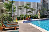 Kolam Renang Relax Studio at Signature Park Grande Apartment By Travelio