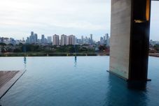 スイミングプール Elegant Living 1BR at Kemang Mansion Apartment By Travelio