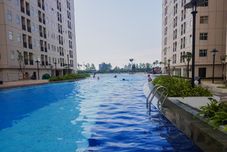 Swimming Pool Comfortable Studio Room at Ayodhya Residences Apartment By Travelio