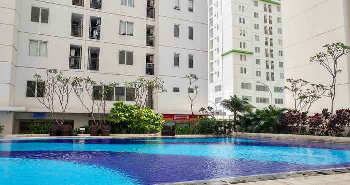 Kolam Renang Chic and Homey 2BR Apartment at Bassura City By Travelio