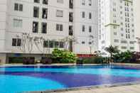 Kolam Renang Chic and Homey 2BR Apartment at Bassura City By Travelio