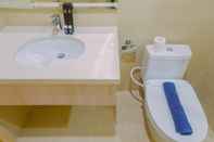 Toilet Kamar Luxurious & Cozy 2BR Apartment at One East Residences By Travelio