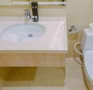 Toilet Kamar 5 Luxurious & Cozy 2BR Apartment at One East Residences By Travelio