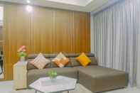 Ruang Umum Luxurious & Cozy 2BR Apartment at One East Residences By Travelio