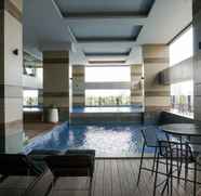 Kolam Renang 4 Nice and Stunning 2BR Loft Apartment at Maqna Residence By Travelio