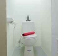 Toilet Kamar 5 2BR Bogorienze Resort Bogor near The Jungle By Travelio