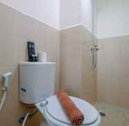 Toilet Kamar 3 Graceful Studio Apartment at Podomoro Golf View By Travelio