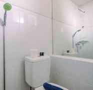 Toilet Kamar 4 Homey and Strategic 2BR at Kalibata City Apartment By Travelio
