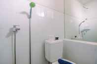 Bilik Mandi dalam Bilik Homey and Strategic 2BR at Kalibata City Apartment By Travelio