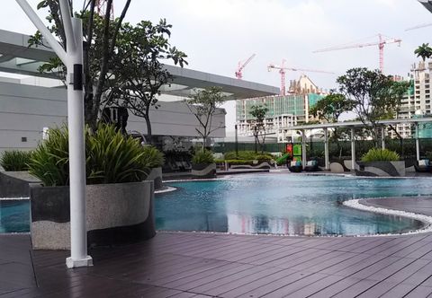 Swimming Pool Good Studio Apartment with Direct Access to Shopping Mall at U Residence By Travelio