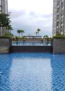 SWIMMING_POOL Stylish and Homey Studio Saveria Apartment By Travelio