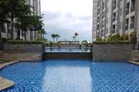 Kolam Renang Stylish and Homey Studio Saveria Apartment By Travelio