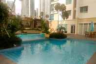 Swimming Pool Deluxe 3BR Apartment at Springhill Terrace Residence By Travelio