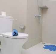 Toilet Kamar 5 Deluxe 3BR Apartment at Springhill Terrace Residence By Travelio