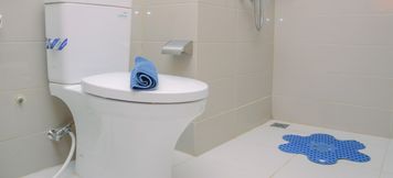 In-room Bathroom 5 Deluxe 3BR Apartment at Springhill Terrace Residence By Travelio
