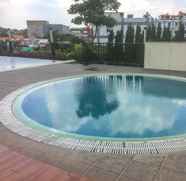 Swimming Pool 5 Modern Studio Apartment at The Oasis Cikarang By Travelio