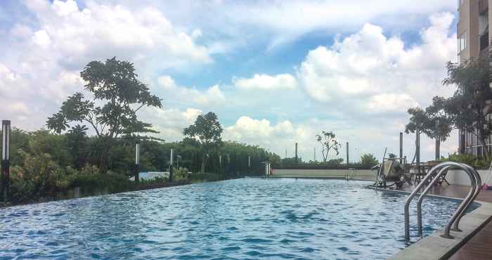 Hồ bơi Modern Studio Apartment at The Oasis Cikarang By Travelio