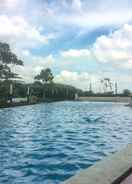 SWIMMING_POOL Modern Studio Apartment at The Oasis Cikarang By Travelio