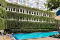 Hồ bơi Warm Studio Apartment at Bintaro Plaza Residence By Travelio