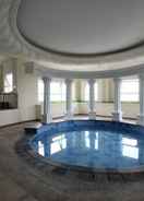 SWIMMING_POOL Minimalist 2BR Apartment at The Boulevard By Travelio