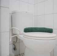 Toilet Kamar 5 Studio Apartment at Emerald Bintaro near British School By Travelio