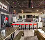 Bar, Cafe and Lounge 5 RedDoorz Plus @ Jones Avenue Cebu