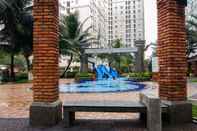 Hồ bơi Comfy 2BR @ Green Palace Kalibata City Apartment By Travelio