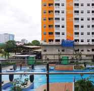 สระว่ายน้ำ 2 Warm and Comfy 2BR Green Pramuka Apartment near Mall By Travelio