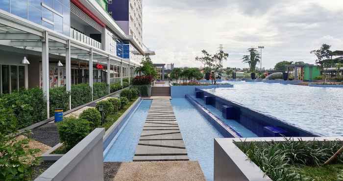 สระว่ายน้ำ Warm and Comfy 2BR Green Pramuka Apartment near Mall By Travelio