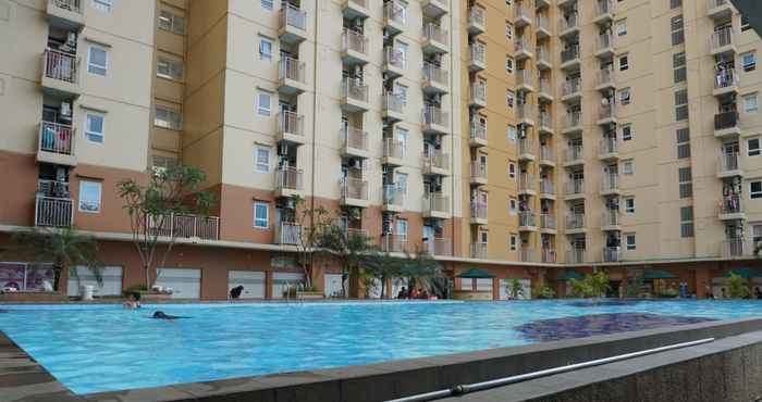 Kolam Renang Comfy 3BR Apartment at Green Palm Residences By Travelio