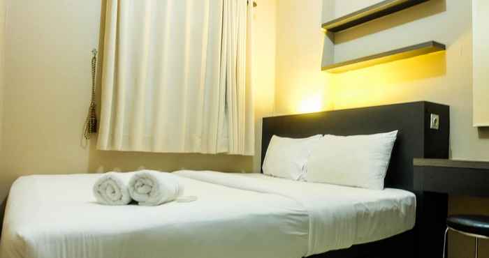 Kamar Tidur Homey and Pleasant 2BR Apartment at Green Pramuka near Mall By Travelio