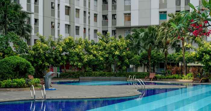 Swimming Pool Comfy Studio Room @ Green Bay Pluit Apartment By Travelio