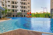 スイミングプール Comfy Living at 2BR Signature Park Grande Apartment By Travelio