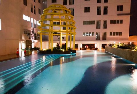 Swimming Pool Modern Style 2BR Bassura Apartment near Shopping Mall By Travelio