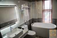 In-room Bathroom Golden Coto Hotel